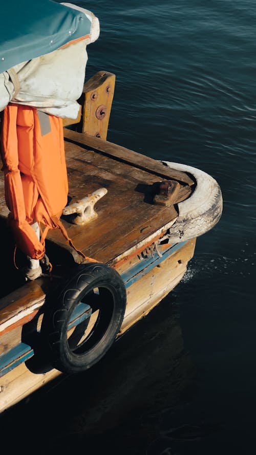 Fotobanka s bezplatnými fotkami na tému drevený čln, gumová pneumatika, loď