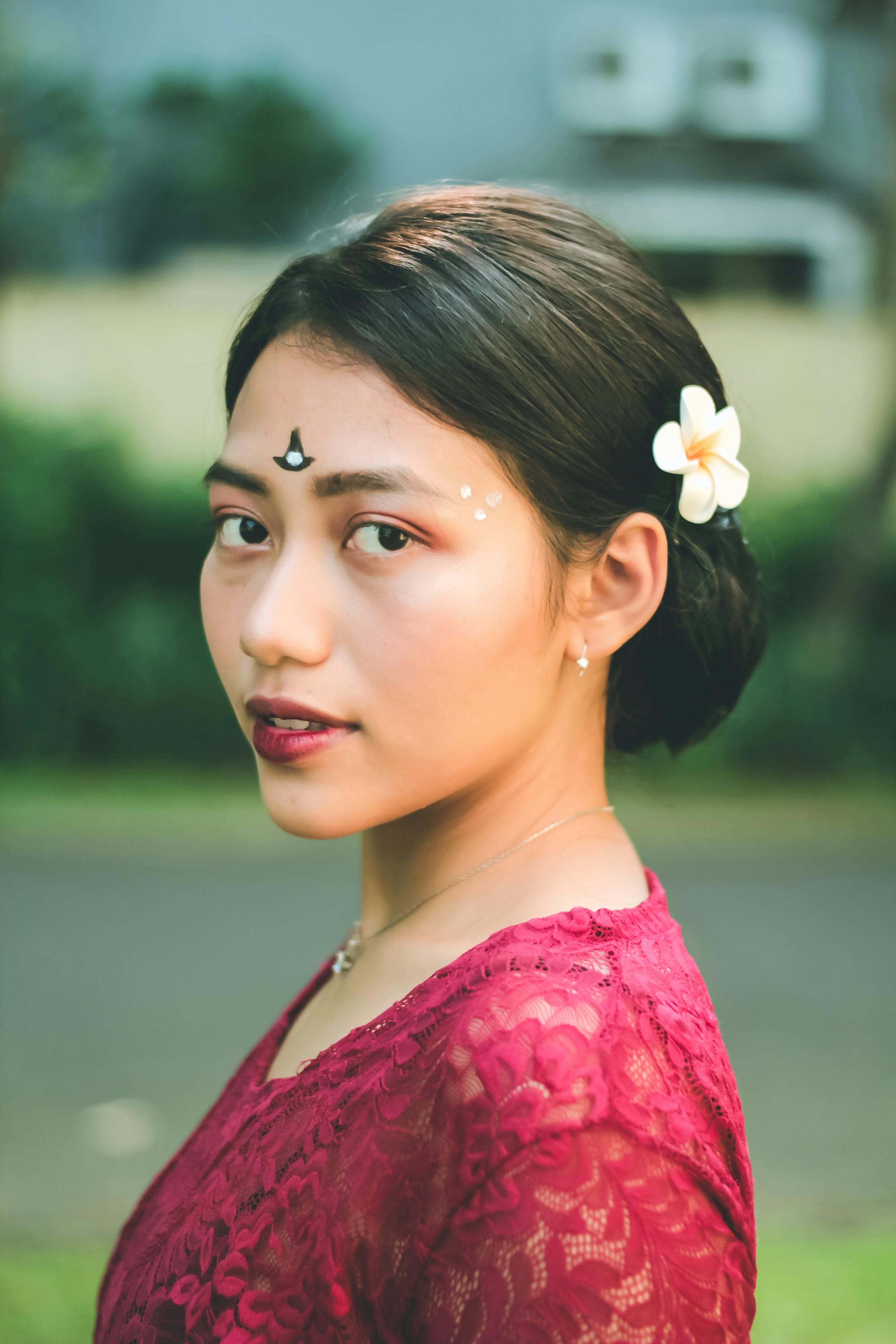 Foto de stock gratuita sobre bindi, cordón, enfoque selectivo, flor en el  pelo, morena, retrato, tiro vertical, vestido rojo