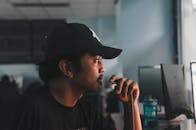 办公室环境中，一名专注的人正侧面对着电脑工作