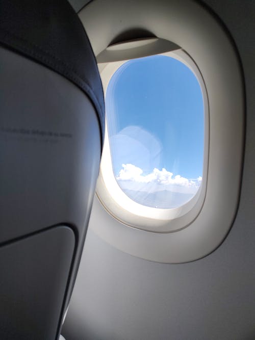Foto d'estoc gratuïta de cel blau, finestra, finestra de l'avió