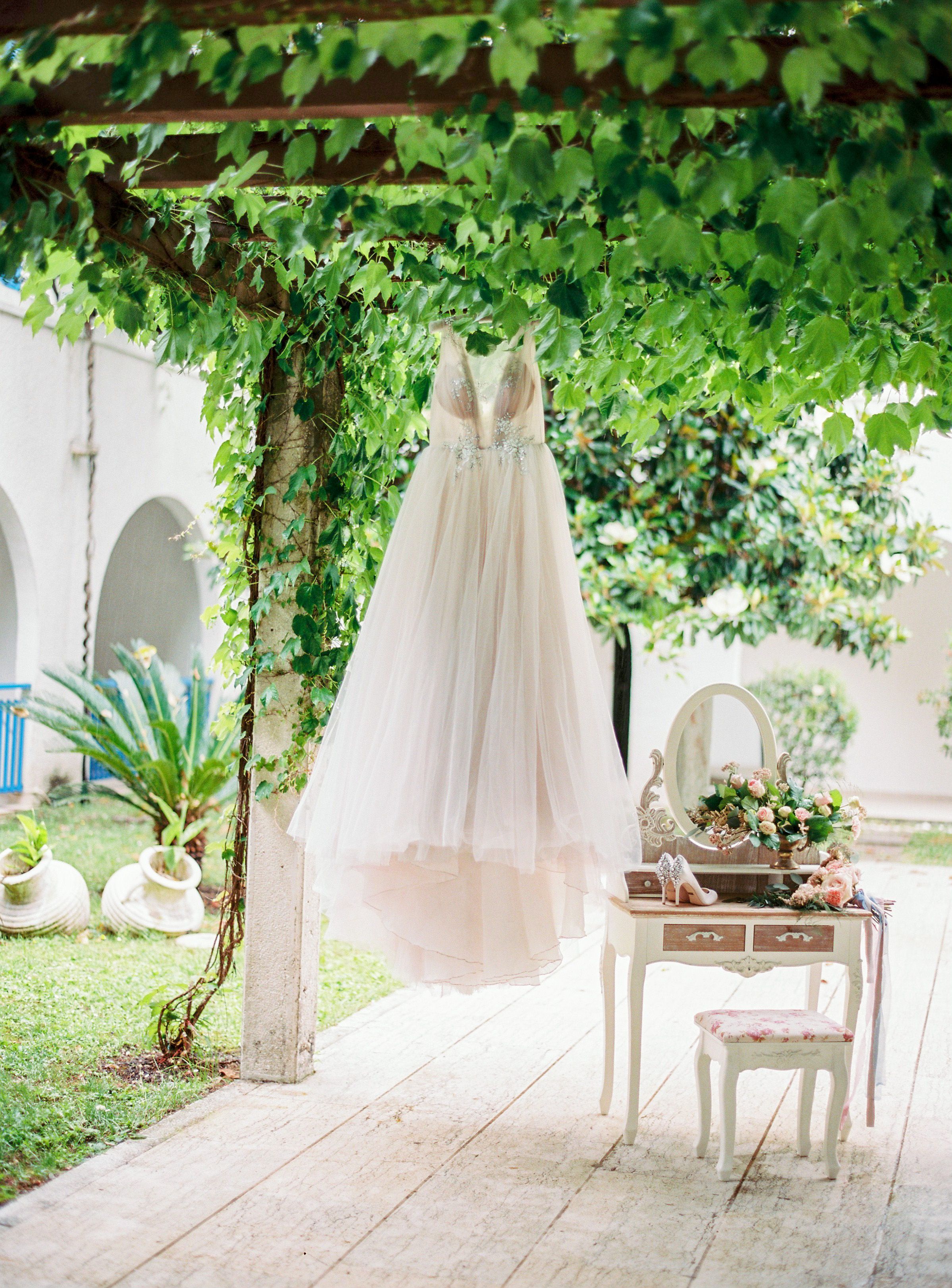 Wedding Dress Hanging Photos, Download The BEST Free Wedding Dress ...