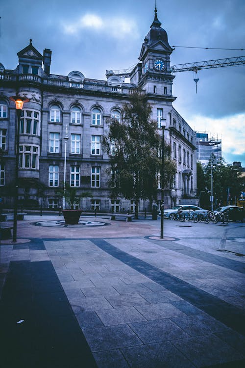 灰色の建物の写真