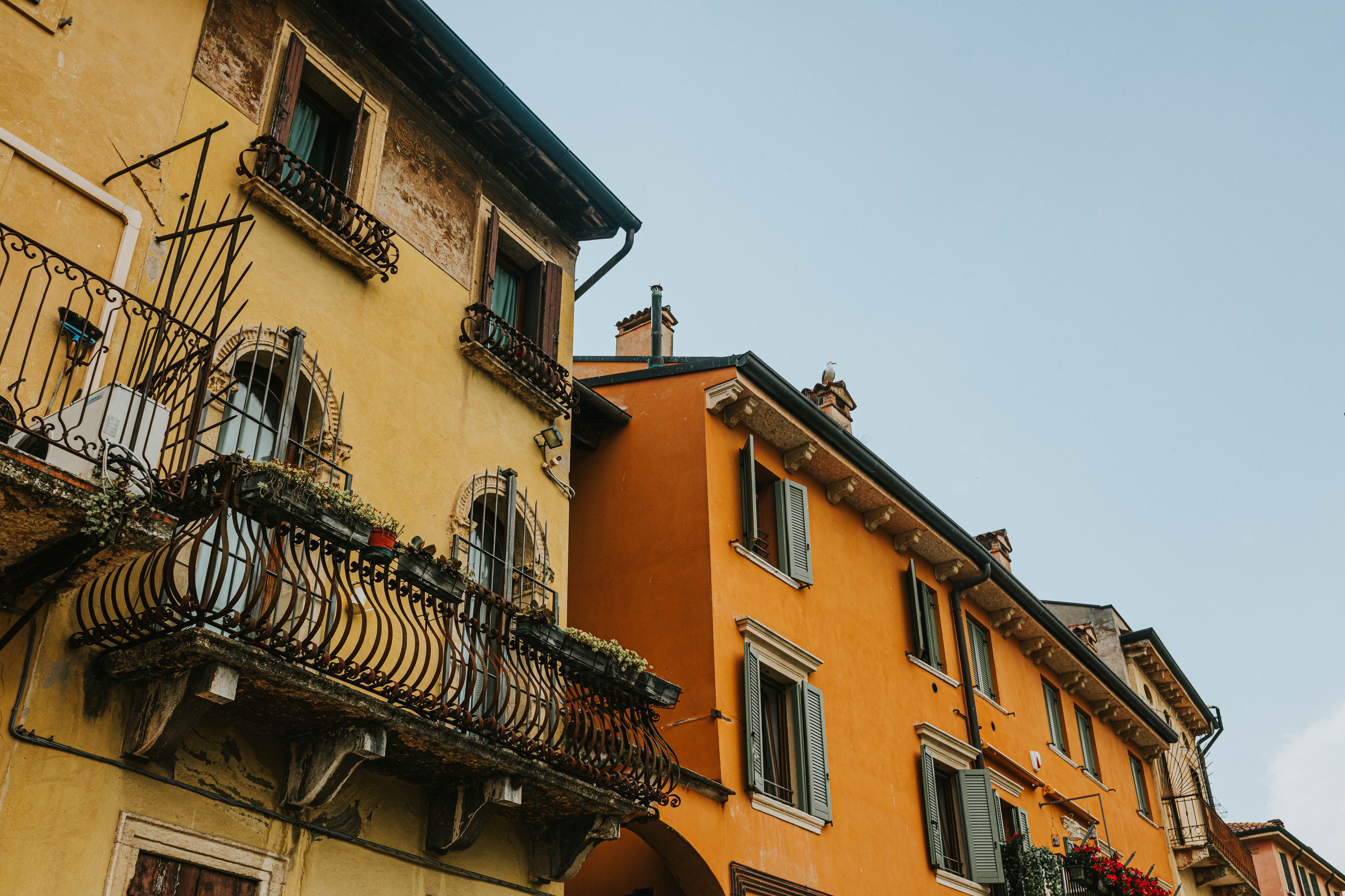 Façades d’immeubles résidentiels, à l’image du bâti de parma.