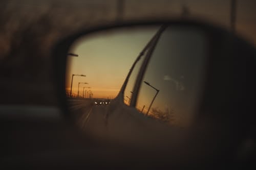 Foto profissional grátis de automóveis, cair da noite, espelho retrovisor