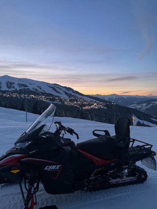 Foto profissional grátis de lindo pôr do sol, snowmobiles