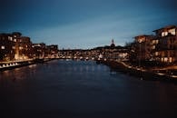 瑞典斯德哥尔摩南德玛海滨建筑和天际线的晚报照明