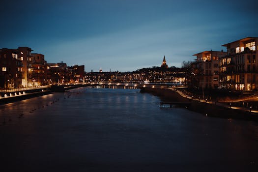 瑞典斯德哥尔摩南德玛海滨建筑和天际线的晚报照明