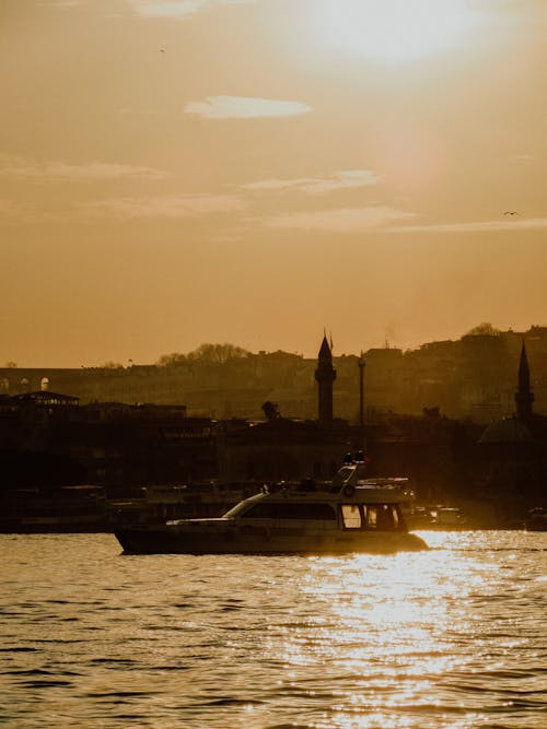 Kostenloses Stock Foto zu boot, meer, sonnenuntergang