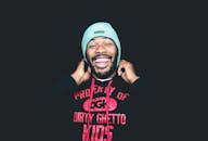 黑色背景下，一个戴无檐帽的男人微笑着的快乐肖像