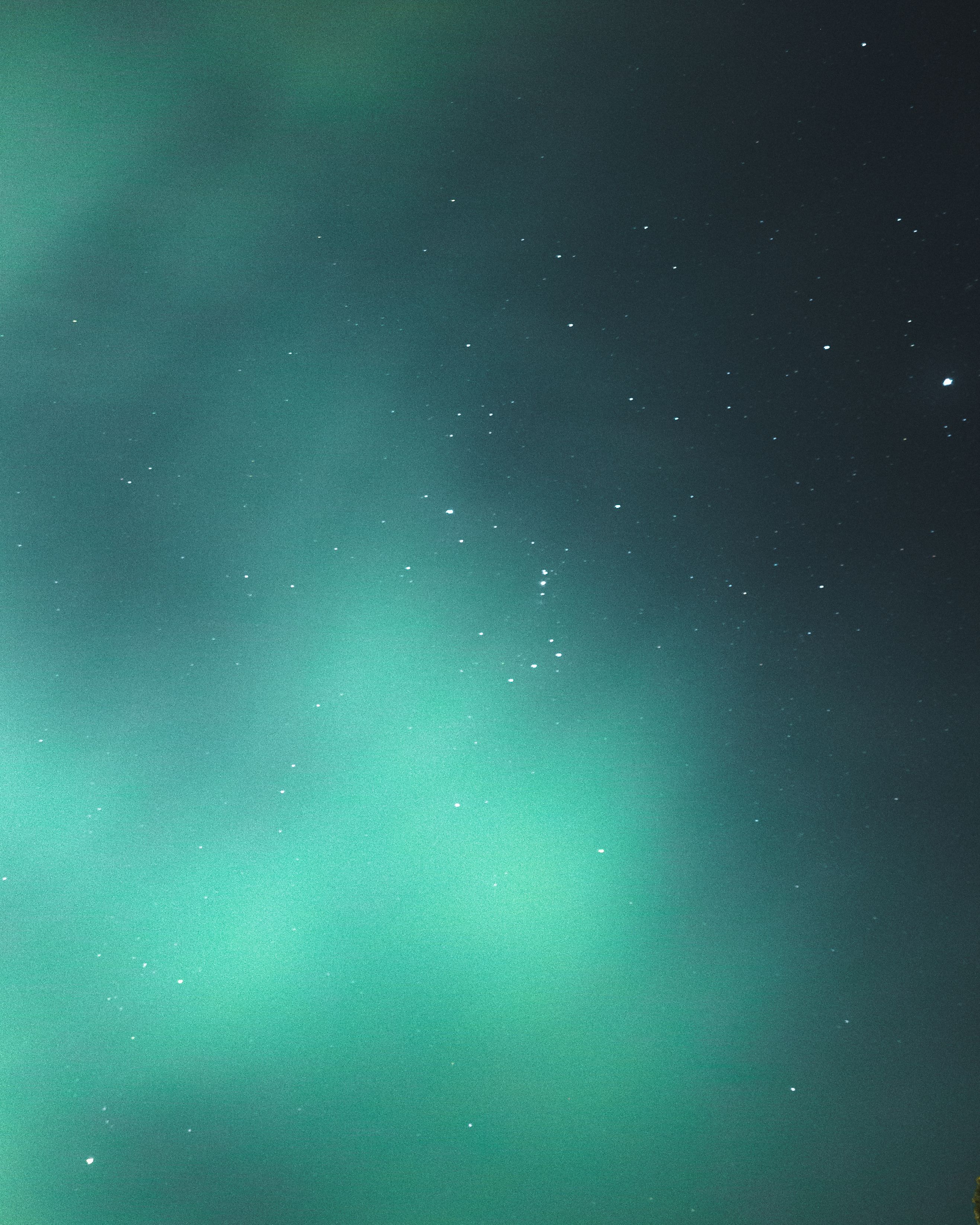 Fotomural Una vista cautivadora de la aurora boreal con estrellas centelleantes en un cielo nocturno, con amplio espacio en blanco.