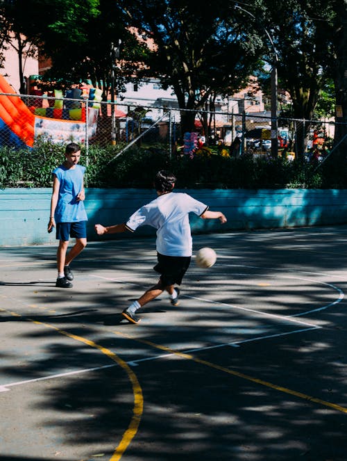 futbol, 外面的孩子, 孩子們踢足球 的 免費圖庫相片