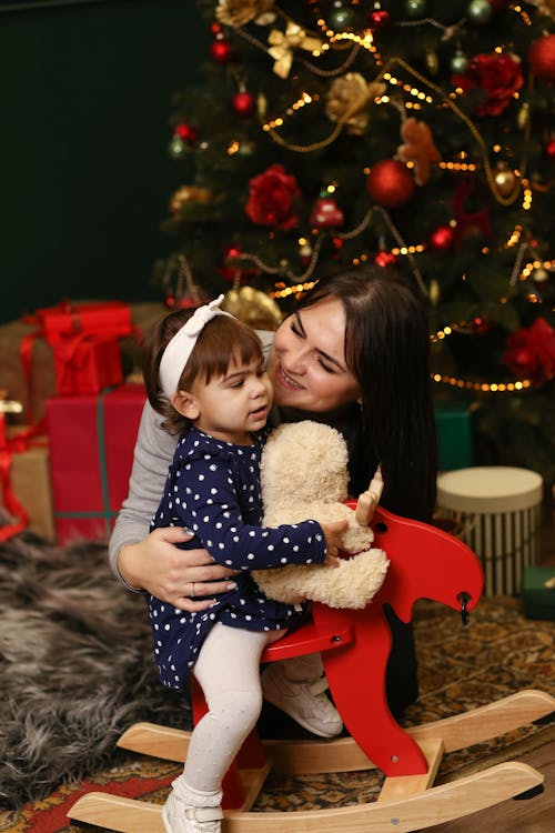 Gratis stockfoto met dochter, hobbelpaard, kerstboom