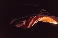 阳光照亮了羚羊峡谷岩层迷人的曲线