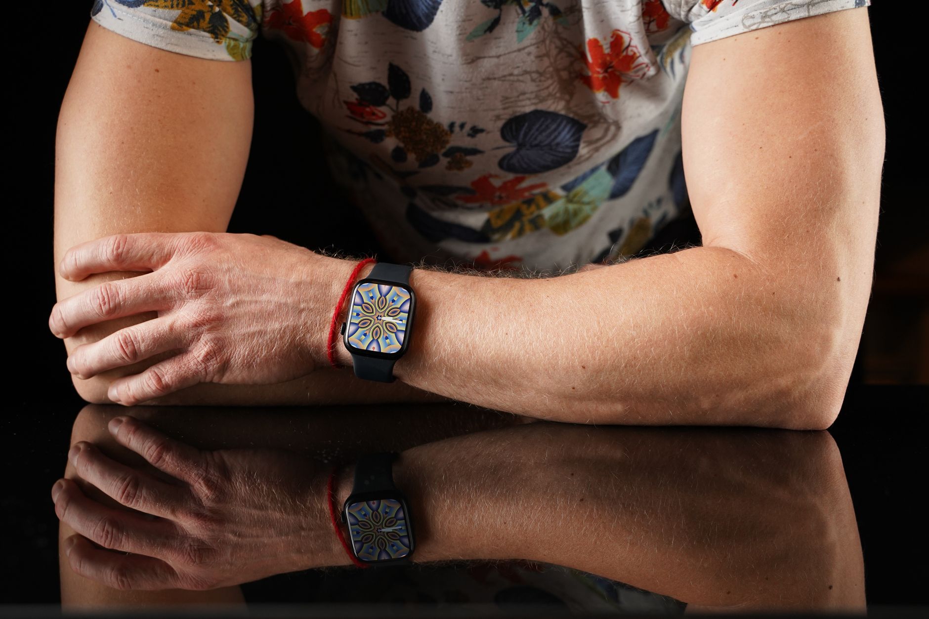 https://www.pexels.com/photo/man-with-muscles-wearing-a-watch-15294768/