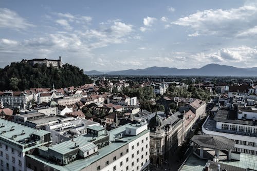 Darmowe zdjęcie z galerii z architektura. miasto, błękitne niebo, centrum miasta