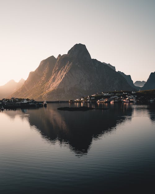 Gratis arkivbilde med bakbelysning, refleksjon, sollys