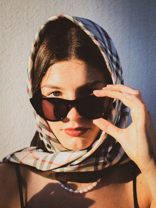 dikey atış, Güneş gözlüğü, Kadın içeren Ücretsiz stok fotoğraf