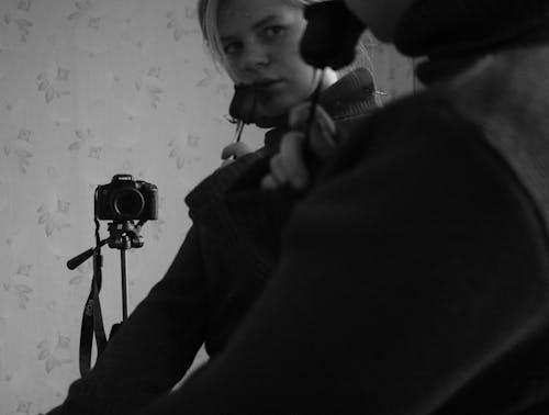 Foto profissional grátis de câmera, escala de cinza, espelho