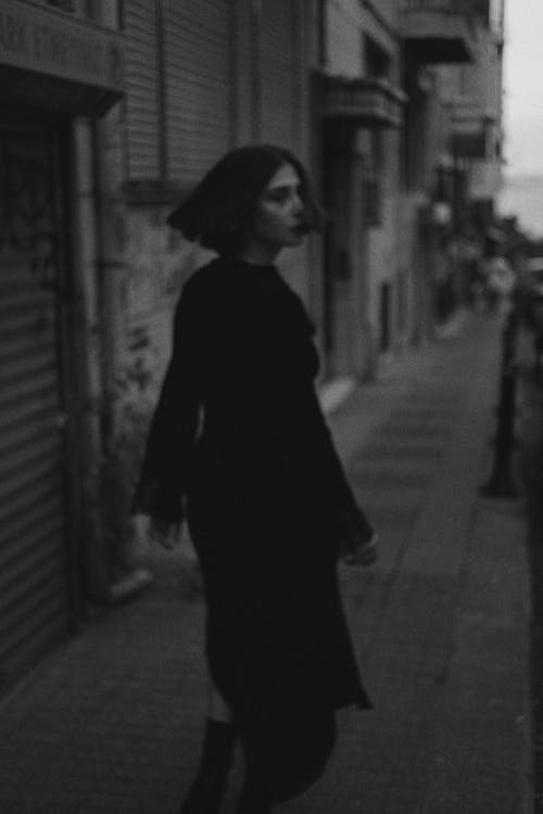 Foto profissional grátis de blusa preta, calçada, calçadas