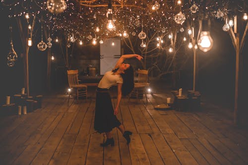 Vrouw Dansen Op Terras Met Ingeschakelde Lichten