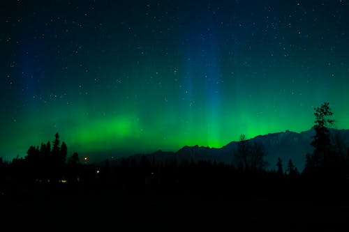 Aurora borealis, dağlar, gece gökyüzü içeren Ücretsiz stok fotoğraf