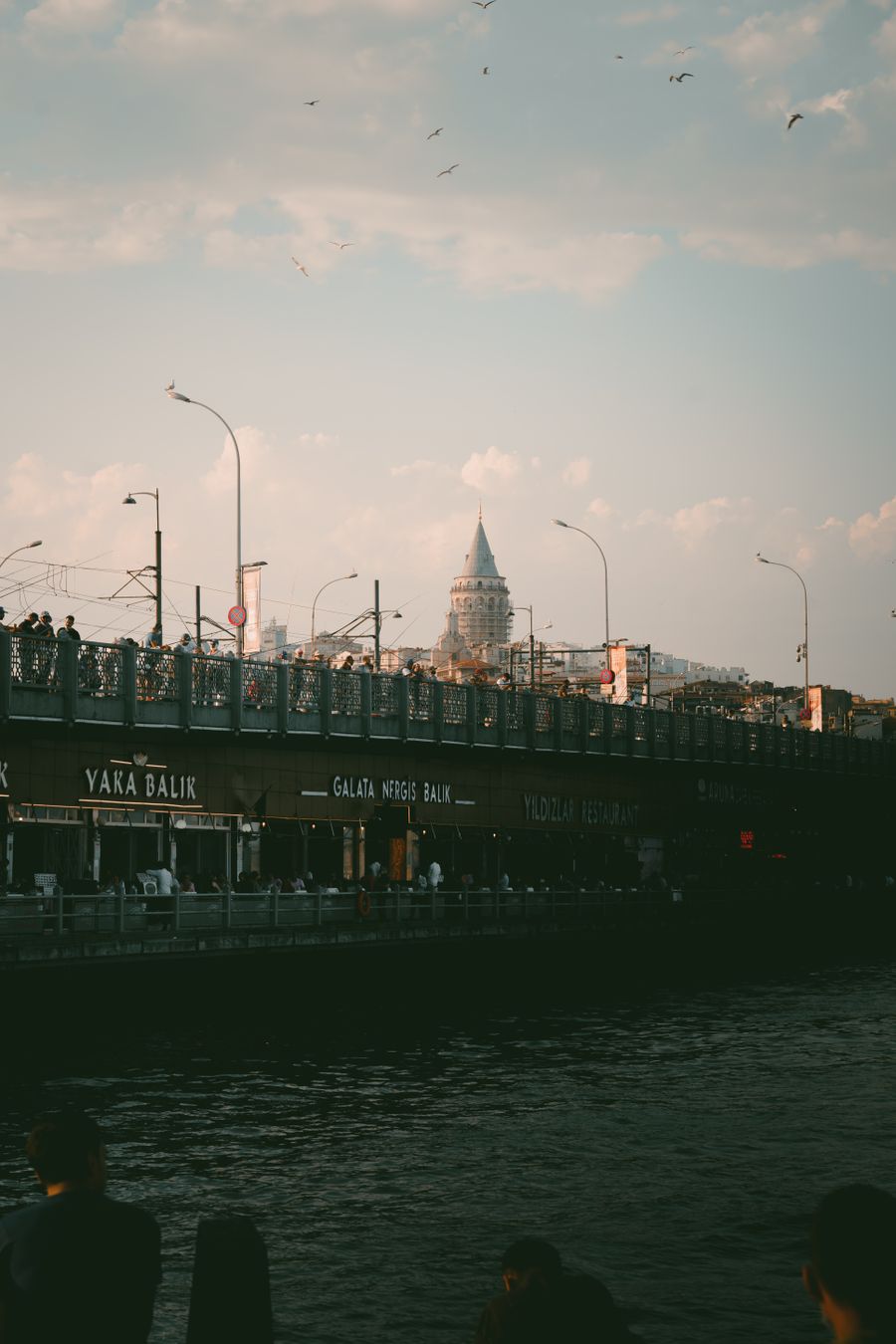 Gün batımında Galata Köprüsü, uzakta Galata Kulesi