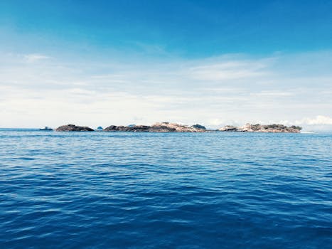 宁静的海景下，广阔的蓝天映衬着岩石岛屿，非常适合自然主题