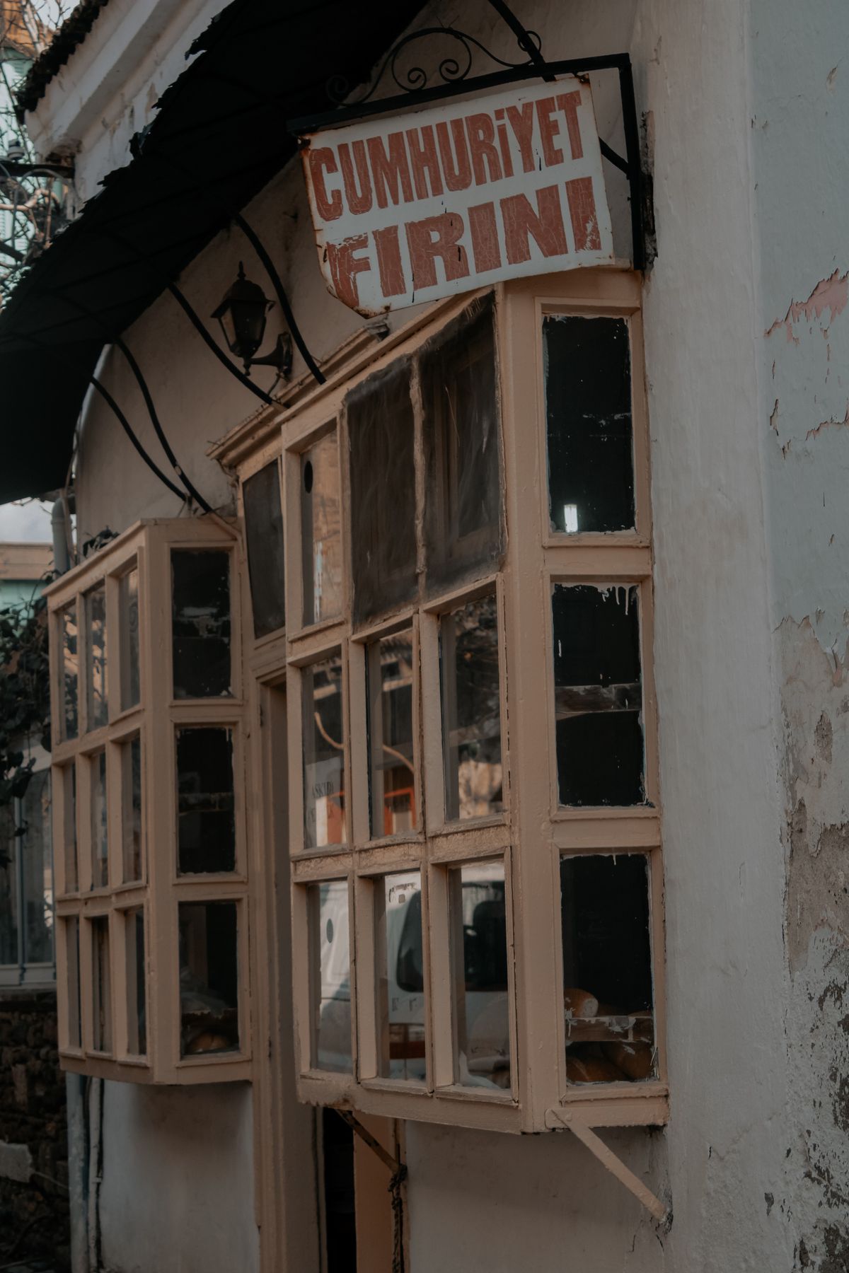 Devanture de boulangerie-pâtisserie vintage, fenêtres et façade de caractère