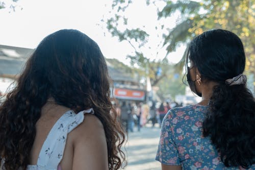 back profile of 2 girls