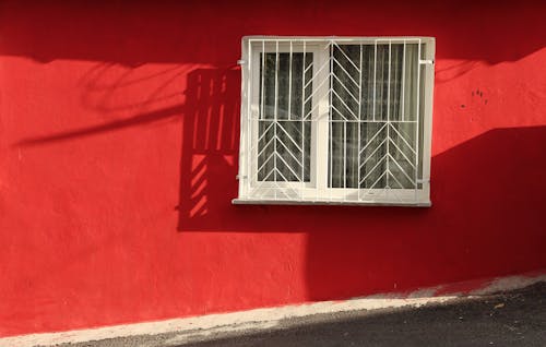 Foto stok gratis dinding merah, eksterior, jendela putih