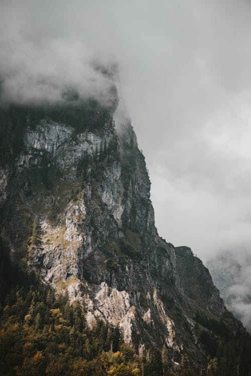 Montaña Gris Rodeada De Nubes