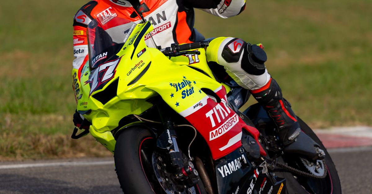 R6 Rider Racing Rider on Yamaha YZF-R6 Motorcycle · Free Stock Photo