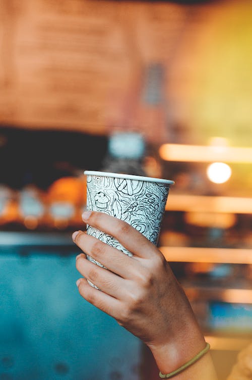 Person, Die Weiße Und Schwarze Kaffeetasse Hält