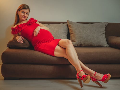 Základová fotografie zdarma na téma červené šaty, nohy, těhotná