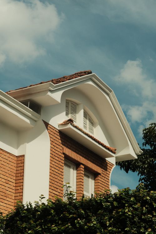 Free Elegant architectural details of a home in Jundiaí, Brazil, framed by lush greenery. Stock Photo