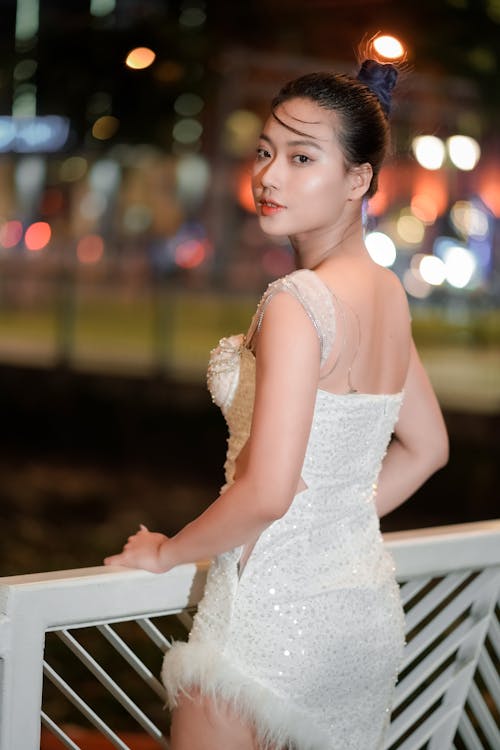 Бесплатное стоковое фото с азиат, азиатка, белое платье