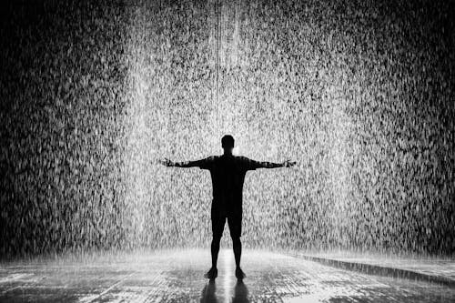 무료 빗속에 서있는 남자의 실루엣과 회색조 사진 스톡 사진