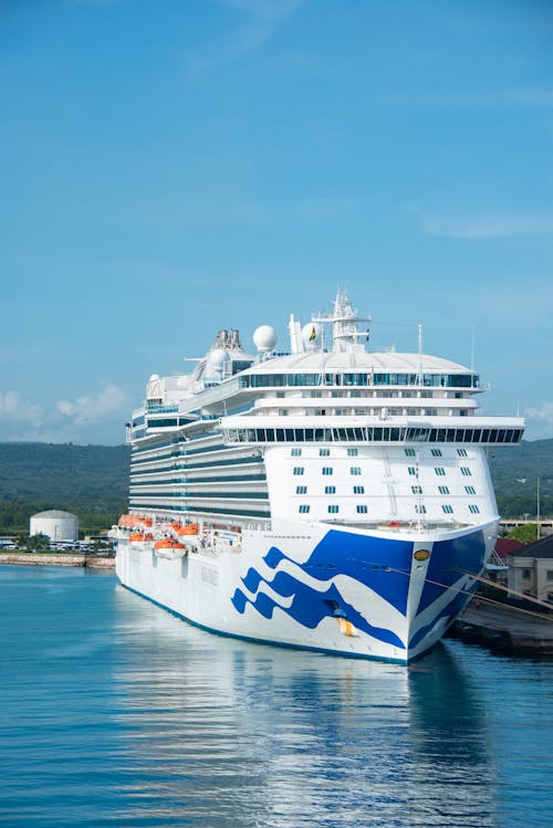 Kostenloses Stock Foto zu klarer himmel, kreuzfahrtschiff, vertäut