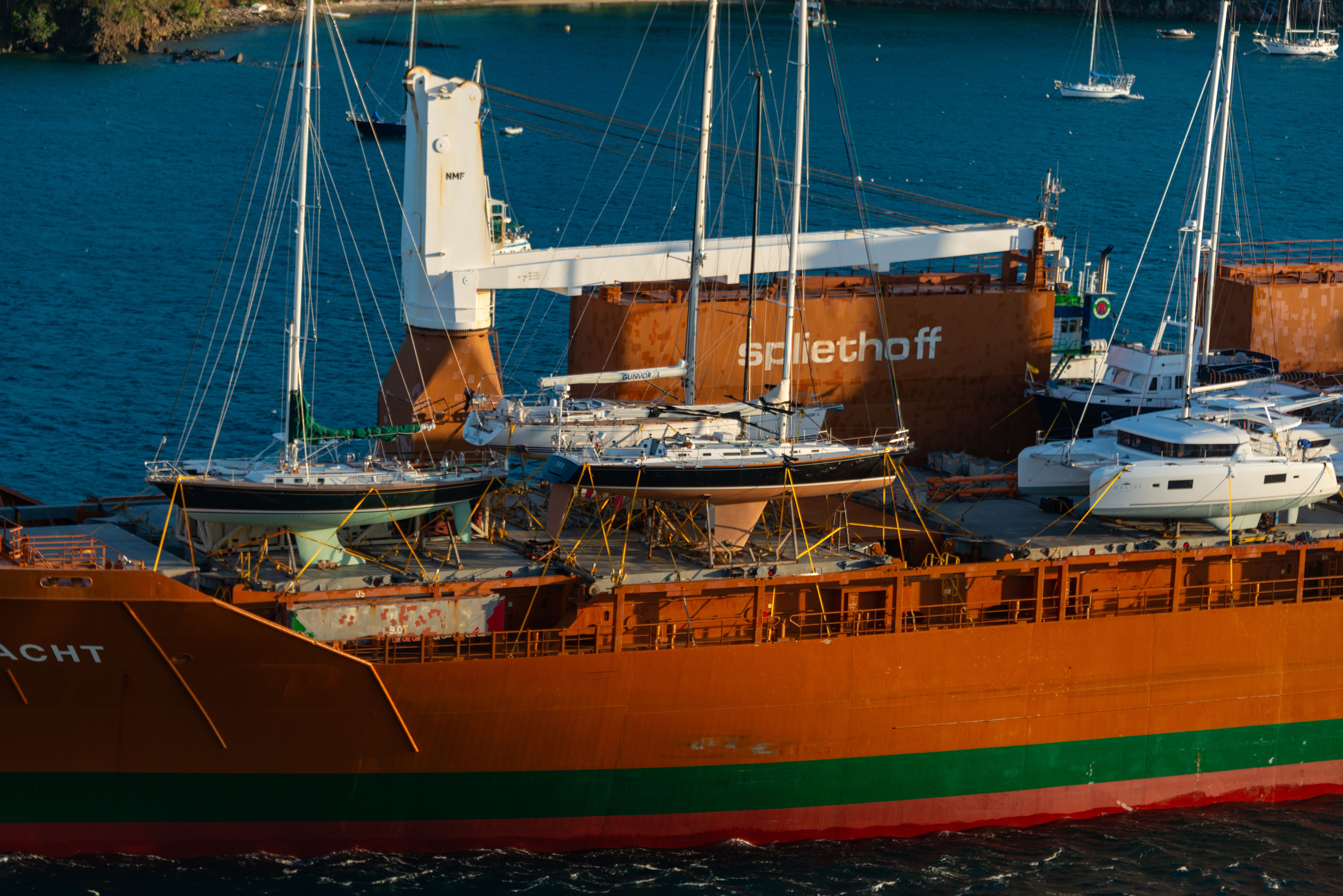 Imagem de um navio transportando veleiros em um porto, simbolizando logística, transporte marítimo e gerenciamento de cargas.