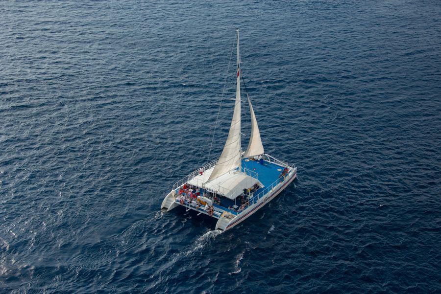 Vue aérienne d'un catamaran avec passagers sur une mer bleue