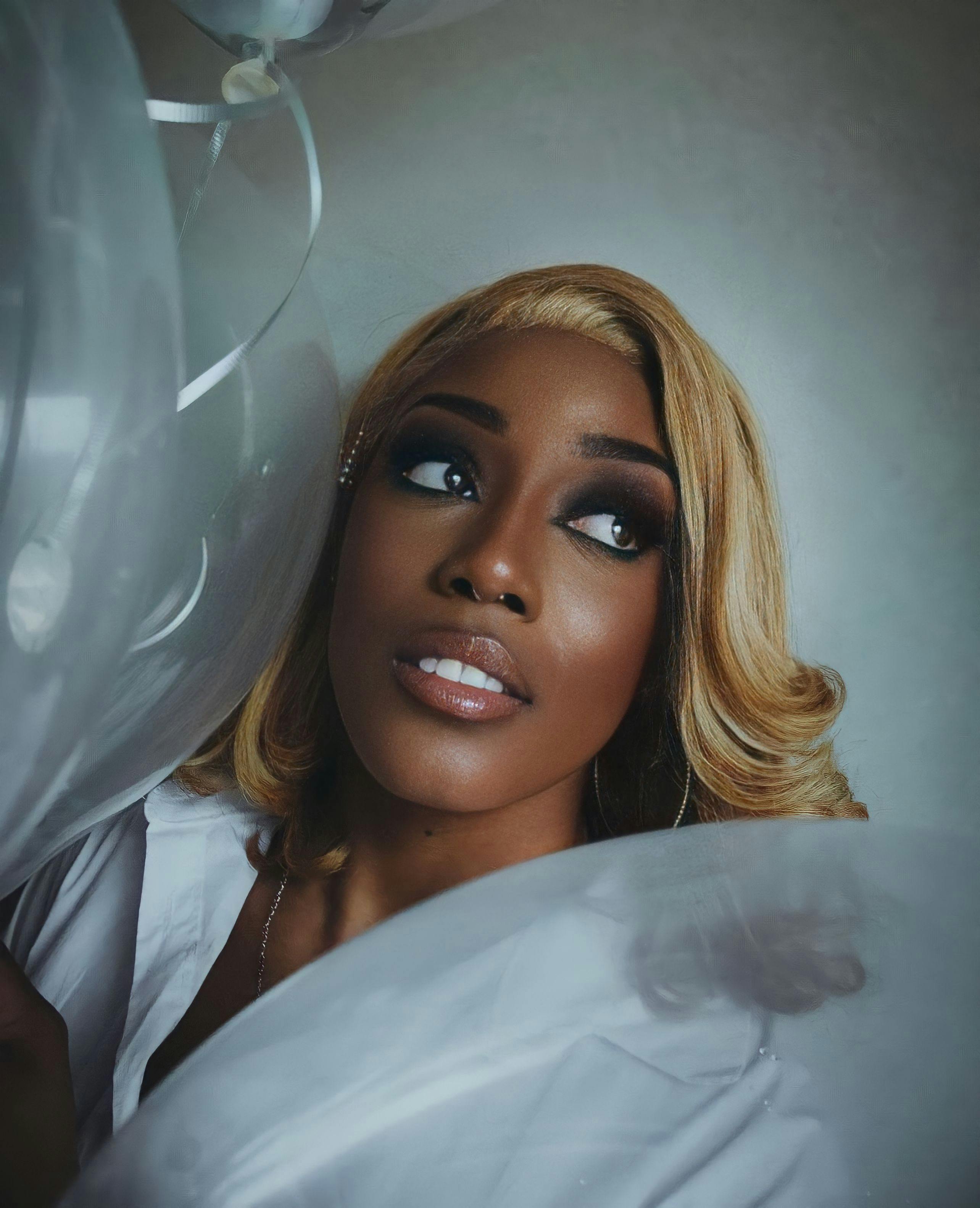 Gratuit Une Belle Femme En Chemise Blanche Regardant Vers Le Haut Photos