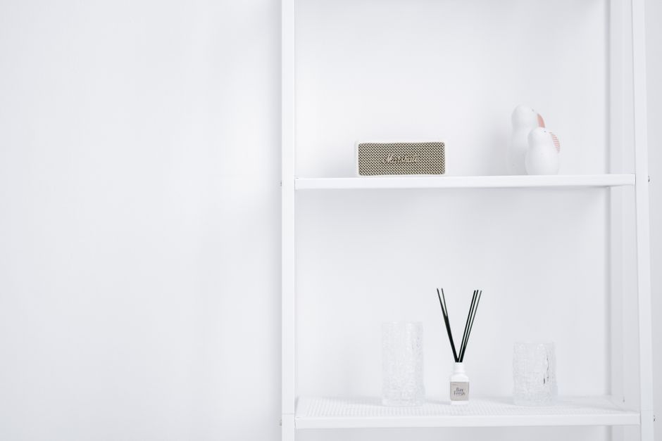 5 Space-Saving Floating Shelf Options for Tiny Apartments: Hanamori Shop Review Minimalist living room with space-saving floating shelves on white walls