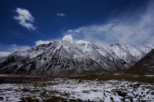 Free A stunning view of snow-covered mountains and blue sky, showcasing nature's beauty. Stock Photo