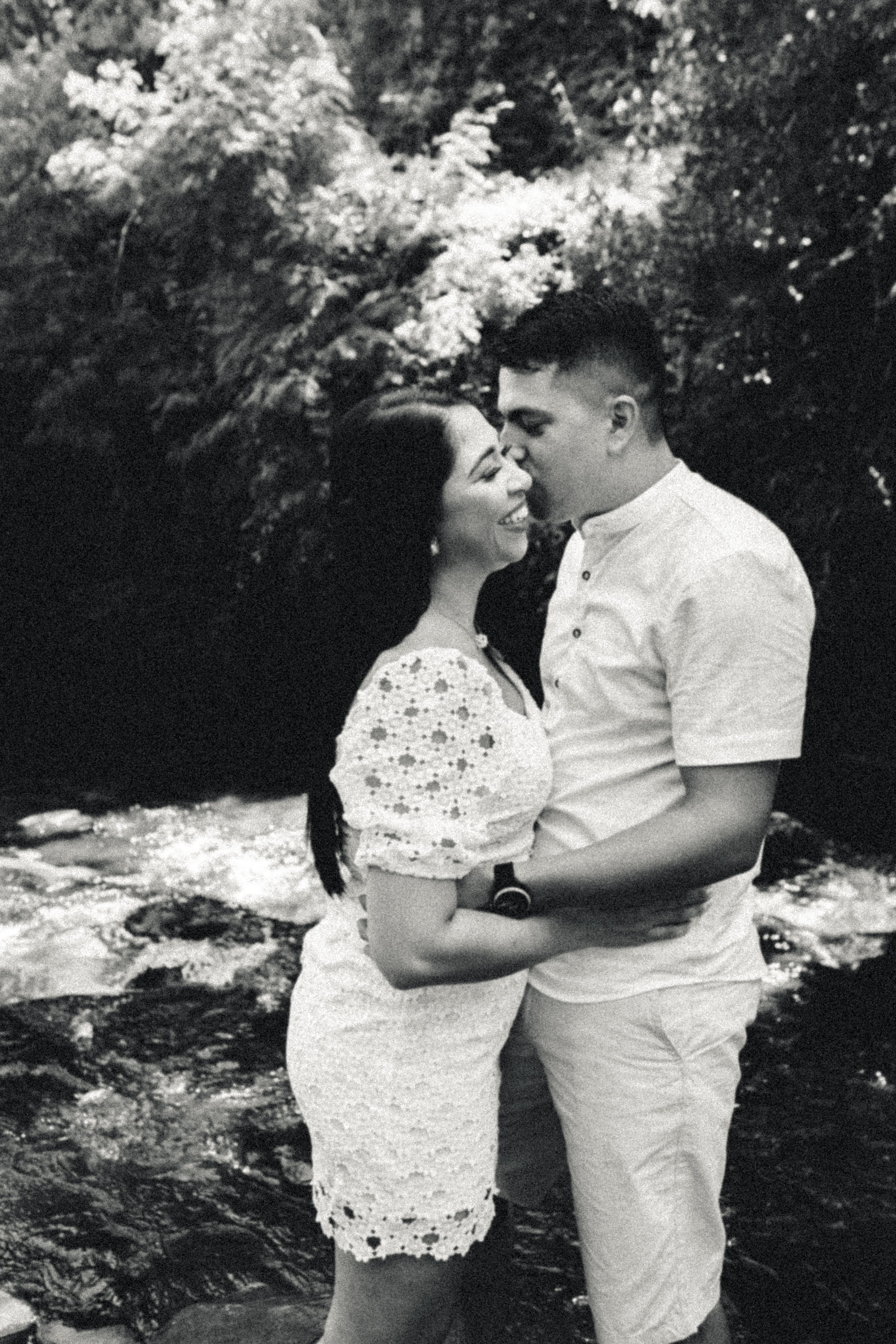 Couple Kissing in Black and White · Free Stock Photo