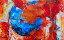 这幅抽象画作生动而丰富多彩，以大胆的红色、蓝色和橙色丙烯酸纹理构成