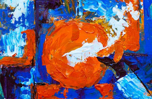 Оранжевая, синяя и белая абстрактная живопись