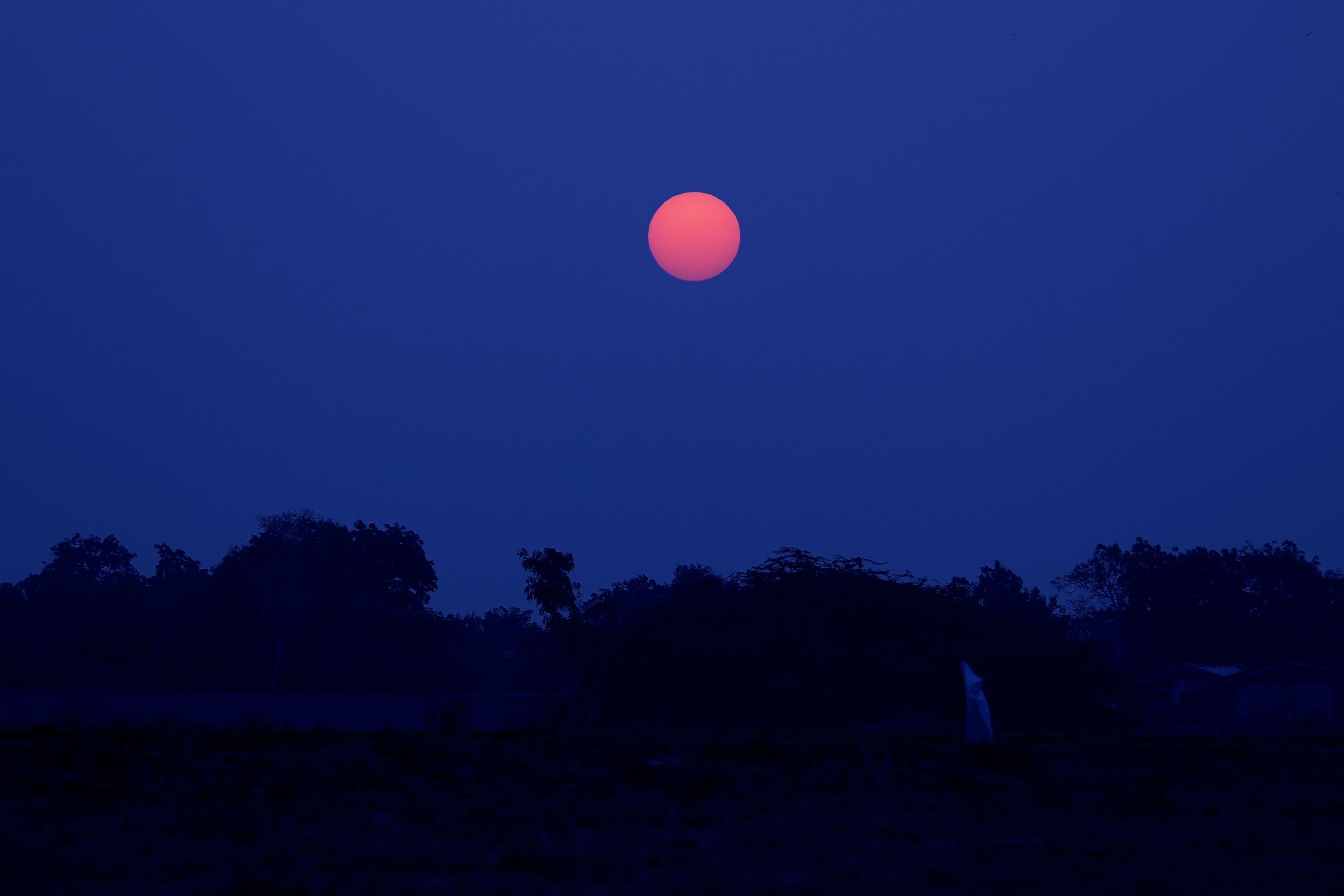 Red Moon in the Evening · Free Stock Photo