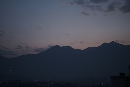 Darmowe zdjęcie z galerii z ciemny, góry, krajobraz