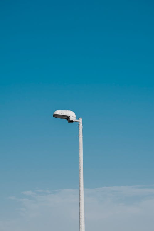 Безкоштовне стокове фото на тему «блакитне небо, вертикальні постріл, вуличний ліхтар»