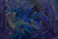 画布上，一幅充满活力的抽象丙烯酸艺术特写，以浓郁的蓝色和紫色色调呈现